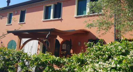 VILLETTA A SCHIERA IN BORGO 