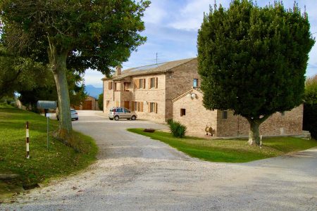 Complesso Rurale mq. 350 con annessi e corte in vendita a Montecassiano (MC)