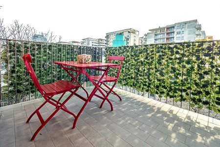 Bilocale con terrazzo e box 